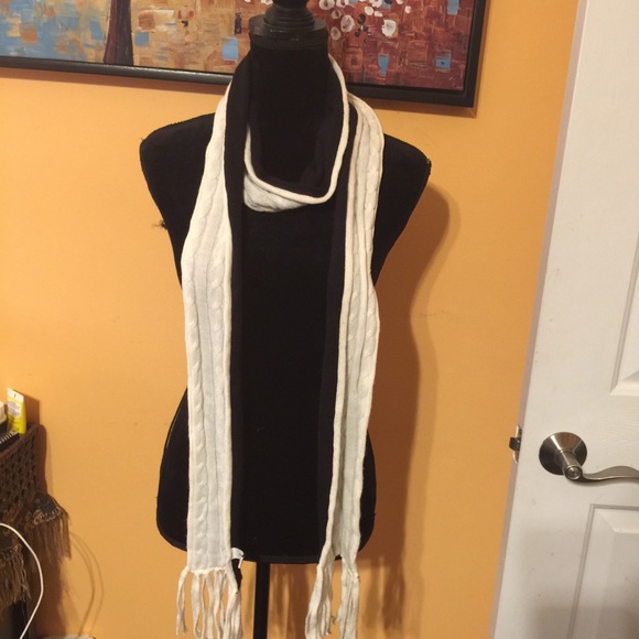 Xtra Long Blk & Wht Reversible Scarf🧣 - Picture 4 of 15